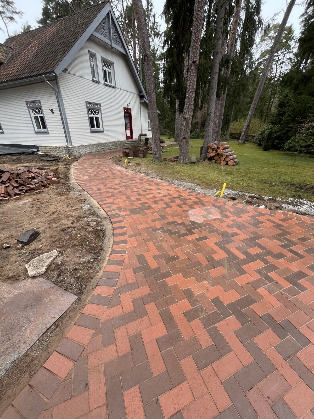 Klinkerkividest jalgtee kalasabas